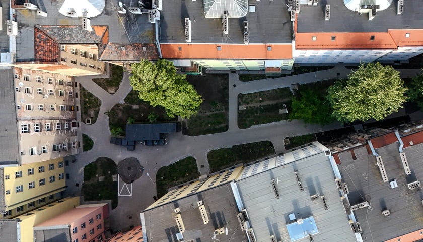 Powiększ obraz: <p>Podw&oacute;rko pomiędzy ulicami Rozbrat-Prusa-Sępa-Szarzyńskiego - po remoncie</p>