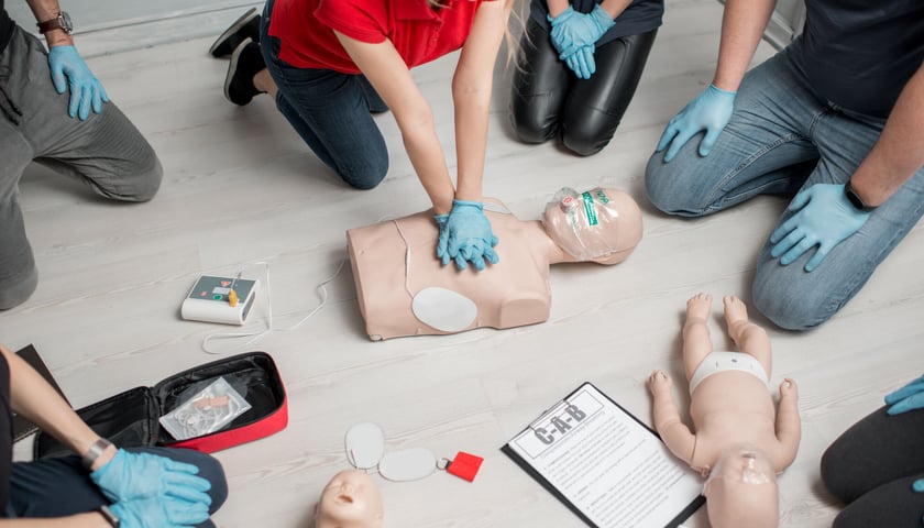 Powiększ obraz: Lekcja pierwszej pomocy na fantomie