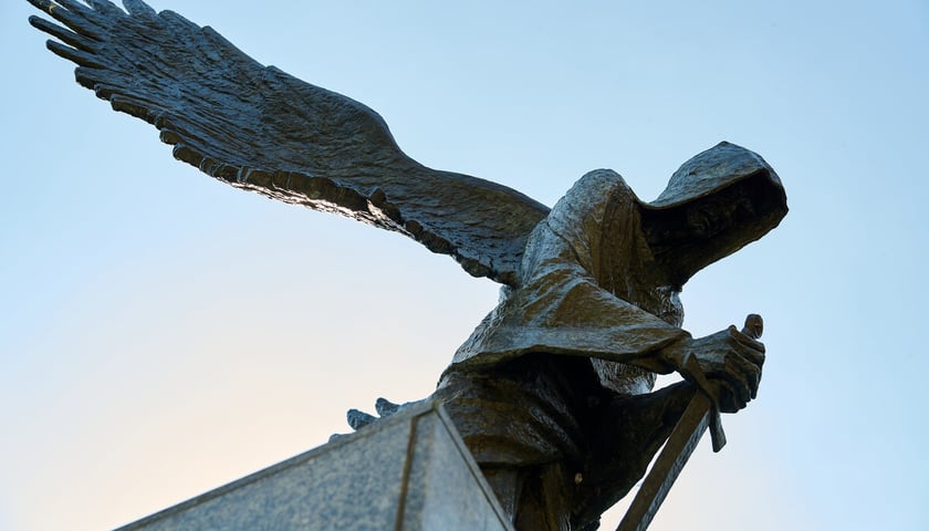 Powiększ obraz: Pomnik Ofiar Zbrodni Katyńskiej w parku Juliusza Słowackiego we Wrocławiu