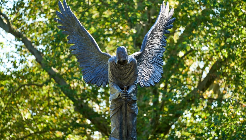 Powiększ obraz: Pomnik Ofiar Zbrodni Katyńskiej w parku Juliusza Słowackiego we Wrocławiu