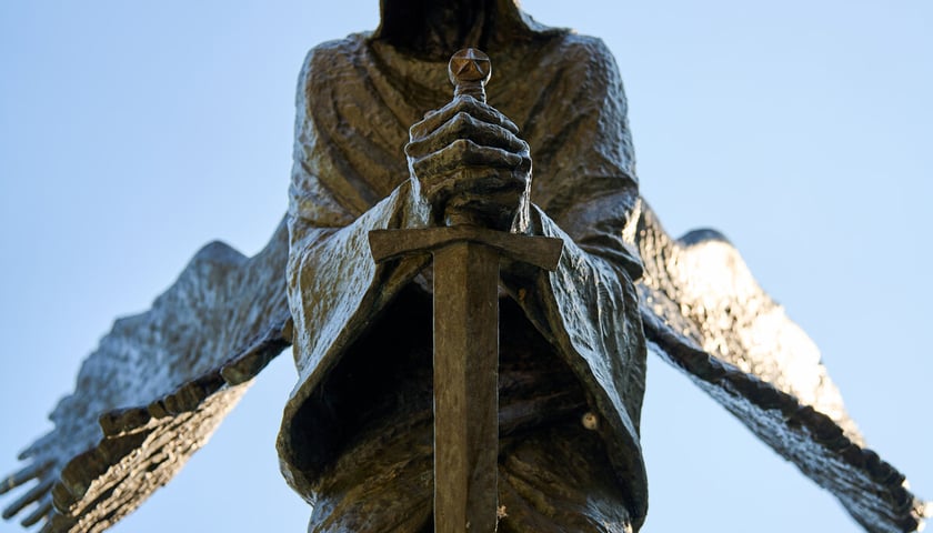 Powiększ obraz: Pomnik Ofiar Zbrodni Katyńskiej w parku Juliusza Słowackiego we Wrocławiu