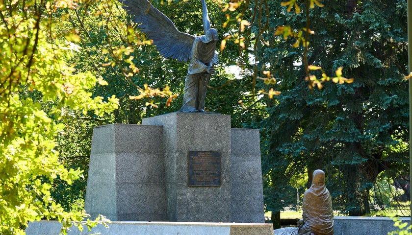 Powiększ obraz: Pomnik Ofiar Zbrodni Katyńskiej w parku Juliusza Słowackiego we Wrocławiu