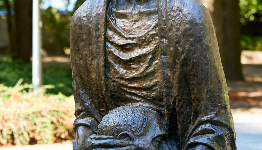 Powiększ obraz: Pomnik Ofiar Zbrodni Katyńskiej w parku Juliusza Słowackiego we Wrocławiu