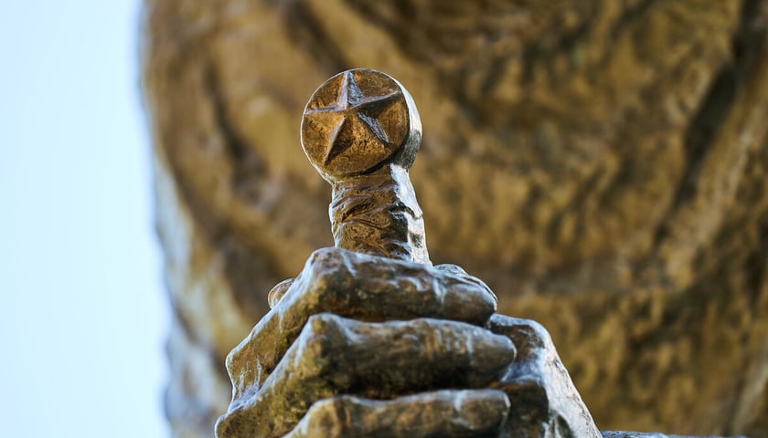 Powiększ obraz: Pomnik Ofiar Zbrodni Katyńskiej w parku Juliusza Słowackiego we Wrocławiu