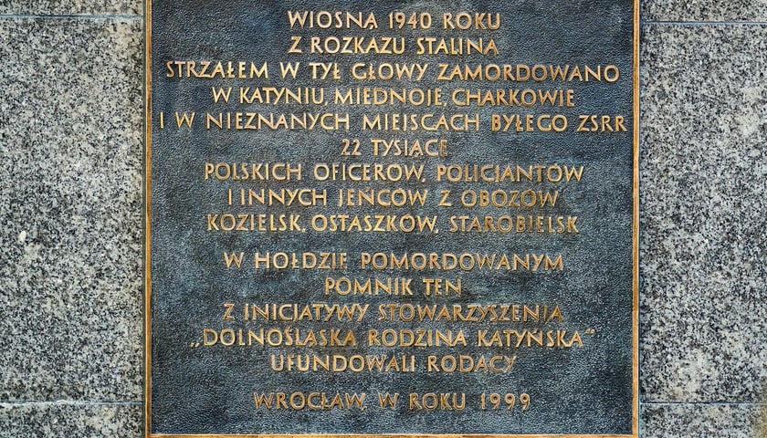 Powiększ obraz: Pomnik Ofiar Zbrodni Katyńskiej w parku Juliusza Słowackiego we Wrocławiu