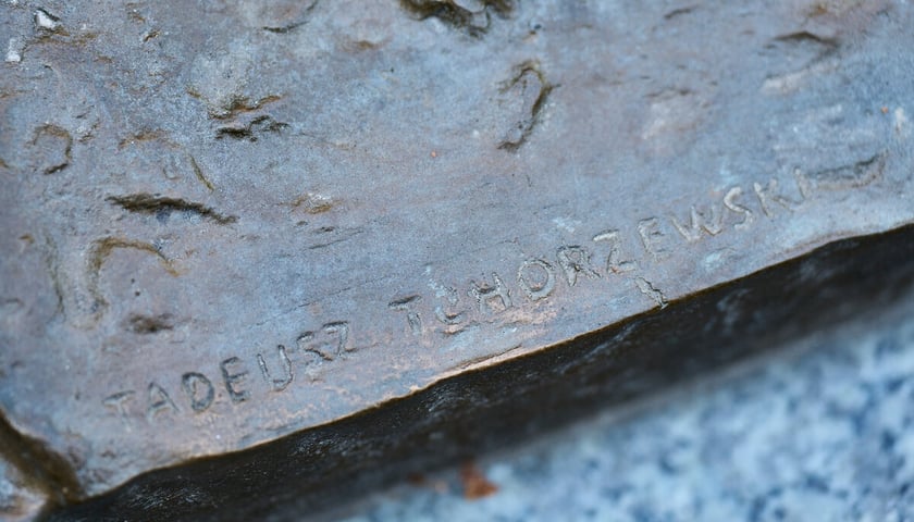 Powiększ obraz: Pomnik Ofiar Zbrodni Katyńskiej w parku Juliusza Słowackiego we Wrocławiu