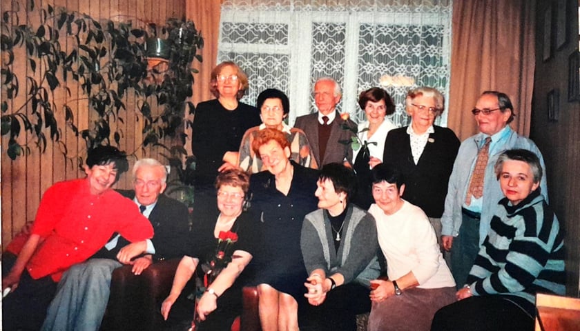 Powiększ obraz: <p>Rok 2000 - grupa os&oacute;b najbardziej zaangażowana w budowę pomnika z Dolnośląskiej Rodziny Katyńskiej</p>