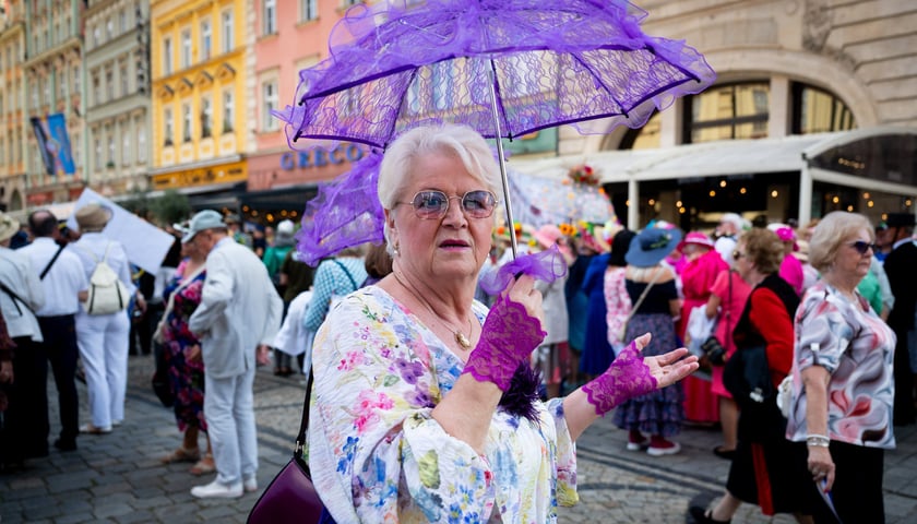 Marsz kapeluszy i przekazanie kluczy do miasta kr&oacute;lowej i kr&oacute;lowi senior&oacute;w - Dni Seniora 2025 we Wrocławiu