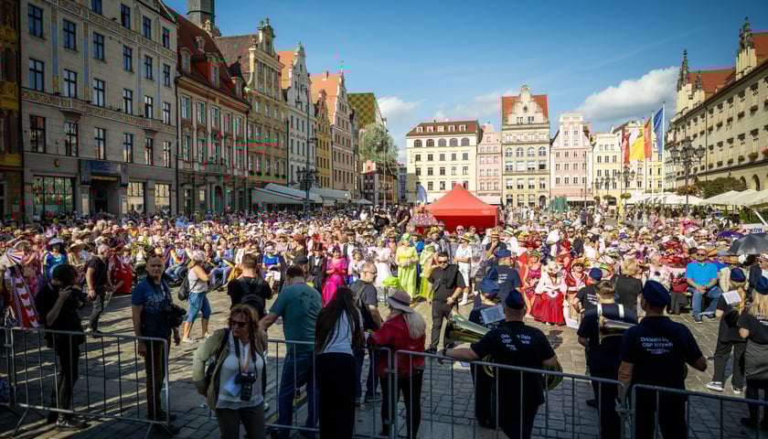 Marsz kapeluszy i przekazanie kluczy do miasta kr&oacute;lowej i kr&oacute;lowi senior&oacute;w - Dni Seniora 2025 we Wrocławiu