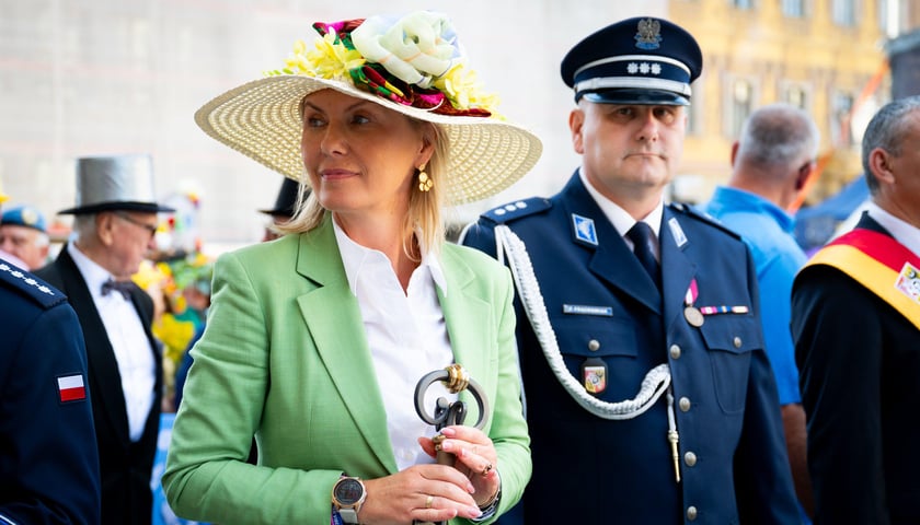 Marsz kapeluszy i przekazanie kluczy do miasta kr&oacute;lowej i kr&oacute;lowi senior&oacute;w - Dni Seniora 2025 we Wrocławiu