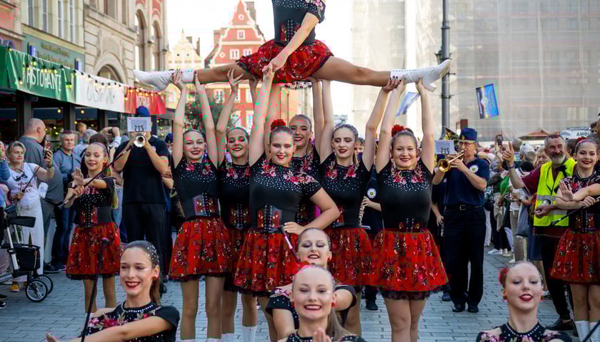 Marsz kapeluszy i przekazanie kluczy do miasta kr&oacute;lowej i kr&oacute;lowi senior&oacute;w - Dni Seniora 2025 we Wrocławiu