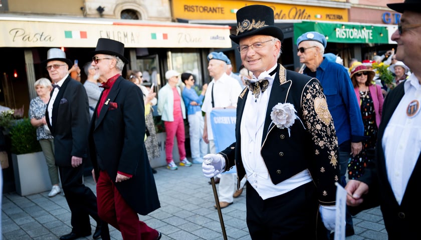 Marsz kapeluszy i przekazanie kluczy do miasta kr&oacute;lowej i kr&oacute;lowi senior&oacute;w - Dni Seniora 2025 we Wrocławiu