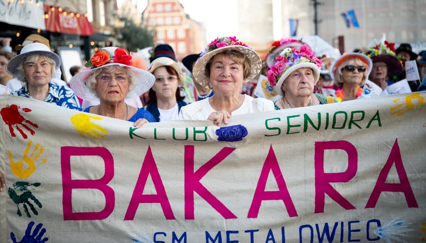 Marsz kapeluszy i przekazanie kluczy do miasta kr&oacute;lowej i kr&oacute;lowi senior&oacute;w - Dni Seniora 2025 we Wrocławiu