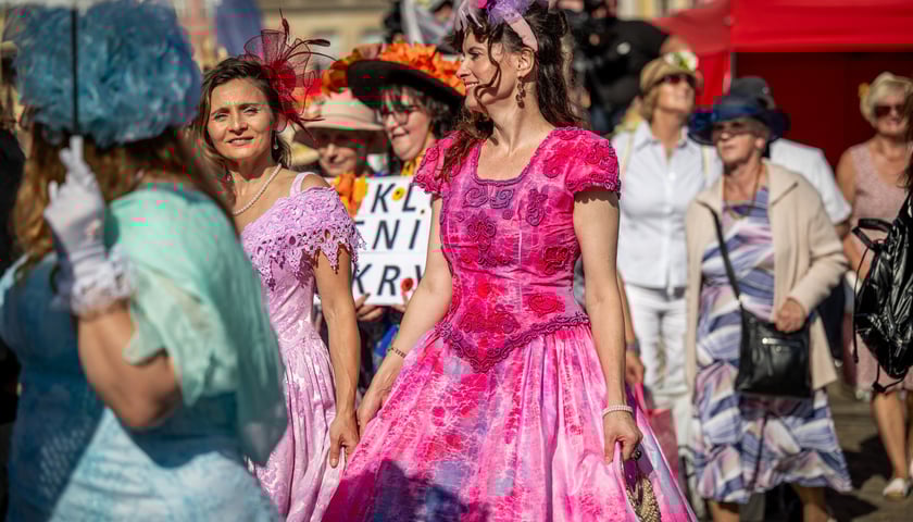 Marsz kapeluszy i przekazanie kluczy do miasta kr&oacute;lowej i kr&oacute;lowi senior&oacute;w - Dni Seniora 2025 we Wrocławiu