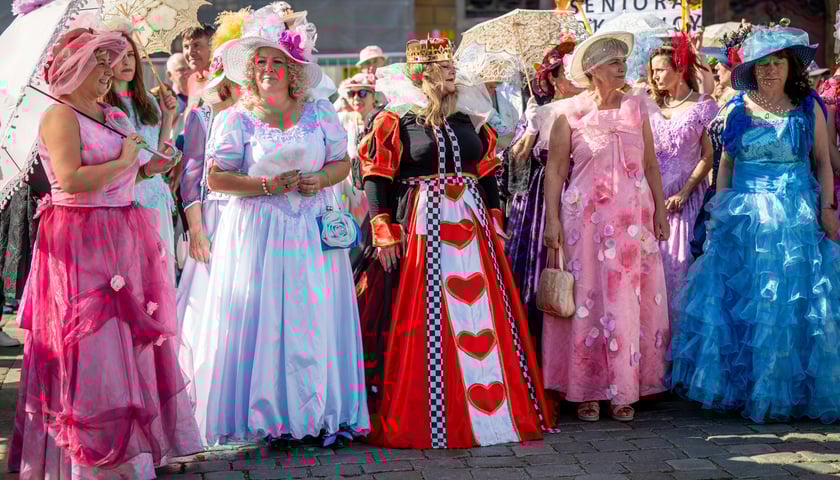 Marsz kapeluszy i przekazanie kluczy do miasta kr&oacute;lowej i kr&oacute;lowi senior&oacute;w - Dni Seniora 2025 we Wrocławiu