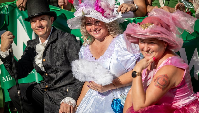 Marsz kapeluszy i przekazanie kluczy do miasta kr&oacute;lowej i kr&oacute;lowi senior&oacute;w - Dni Seniora 2025 we Wrocławiu