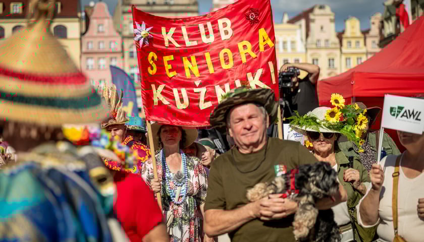 Marsz kapeluszy i przekazanie kluczy do miasta kr&oacute;lowej i kr&oacute;lowi senior&oacute;w - Dni Seniora 2025 we Wrocławiu