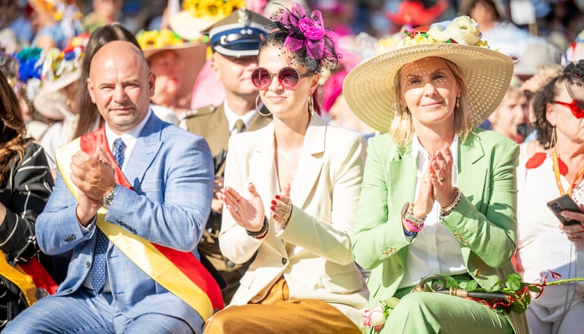 Marsz kapeluszy i przekazanie kluczy do miasta kr&oacute;lowej i kr&oacute;lowi senior&oacute;w - Dni Seniora 2025 we Wrocławiu