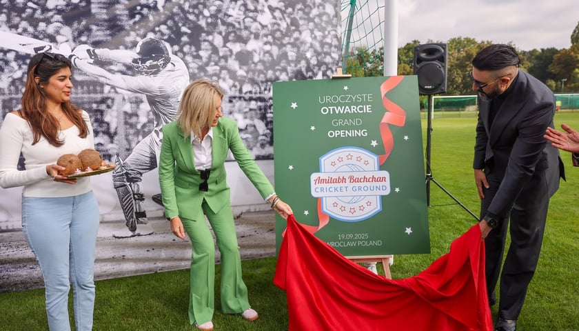 Powiększ obraz: <p>Wizyta Abhisheka Bachchana we Wrocławiu &ndash; uroczystość zapowiadająca powstanie pierwszego we Wrocławiu boiska do krykieta im. Amitabha Bachchana</p>