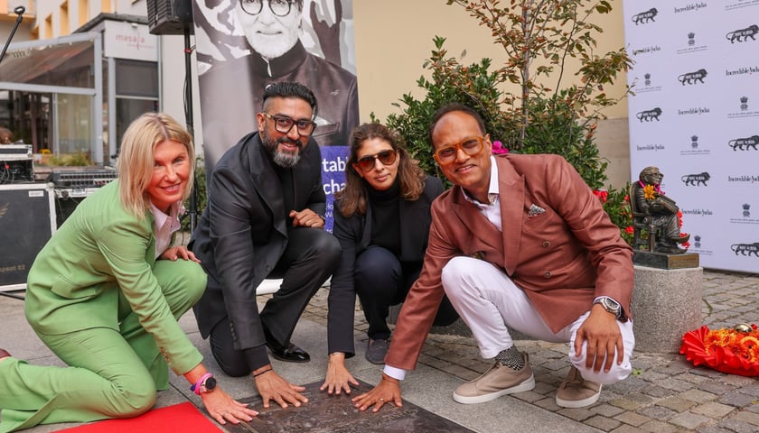 Powiększ obraz: <p>Uroczystość odsłonięcia tablicy na cześć Amithaba Bachchana przez jego syna Abhisheka Bachchana u zbiegu ul. Kuźniczej i Wita Stwosza</p>