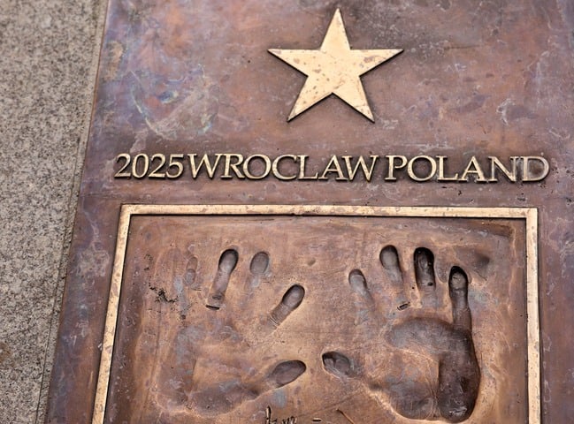 Uroczystość odsłonięcia tablicy na cześć Amithaba Bachchana przez jego syna Abhisheka Bachchana u zbiegu ul. Kuźniczej i Wita Stwosza