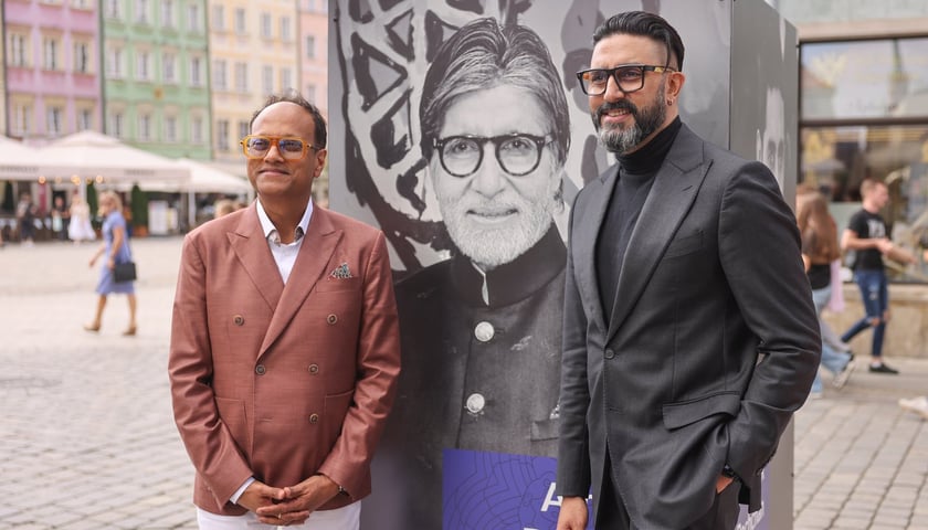 Uroczystość odsłonięcia tablicy na cześć Amithaba Bachchana przez jego syna Abhisheka Bachchana u zbiegu ul. Kuźniczej i Wita Stwosza