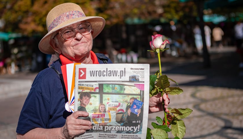 Powiększ obraz: Pani Elżbieta z Oporowa, stała czytelniczka biuletynu Wroclaw.pl z gazetą. Wrocławskie Dni Seniora 2025