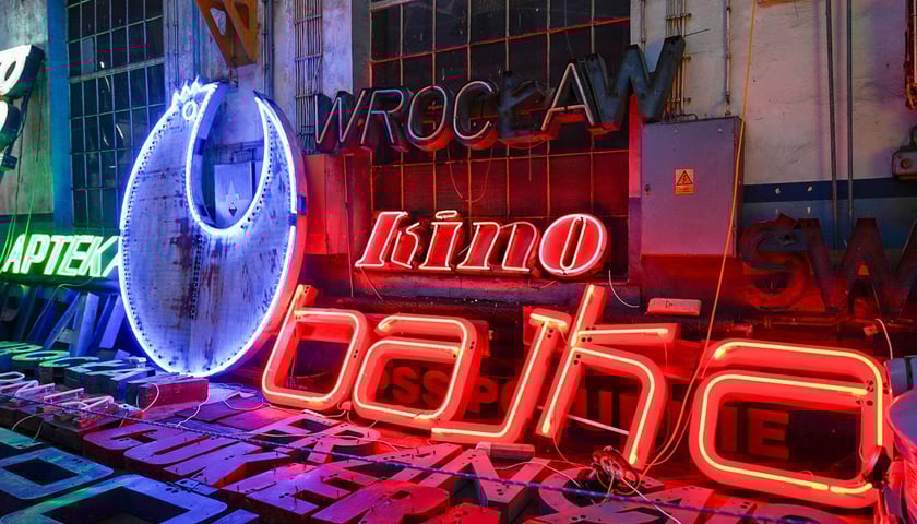 Backstage galerii Neon Side - tu trzymane są niewyeksponowane wrocławskie neony z dawnych lat