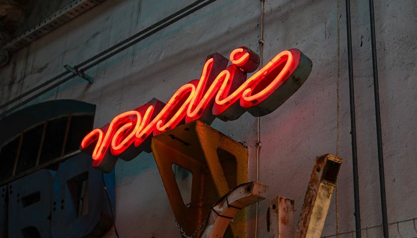 Backstage galerii Neon Side - tu trzymane są niewyeksponowane wrocławskie neony z dawnych lat