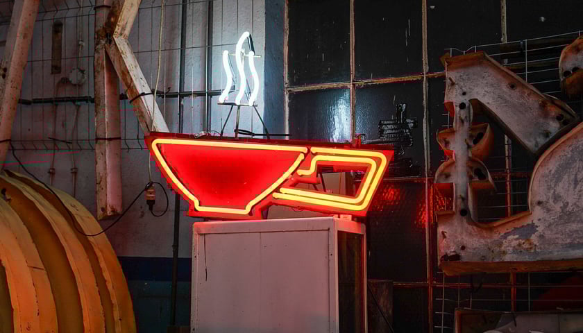 Backstage galerii Neon Side - tu trzymane są niewyeksponowane wrocławskie neony z dawnych lat