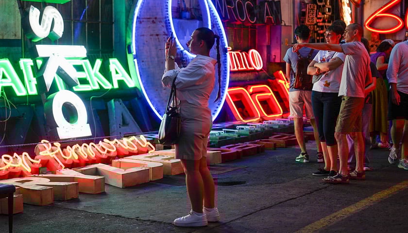 Backstage galerii Neon Side - tu trzymane są niewyeksponowane wrocławskie neony z dawnych lat