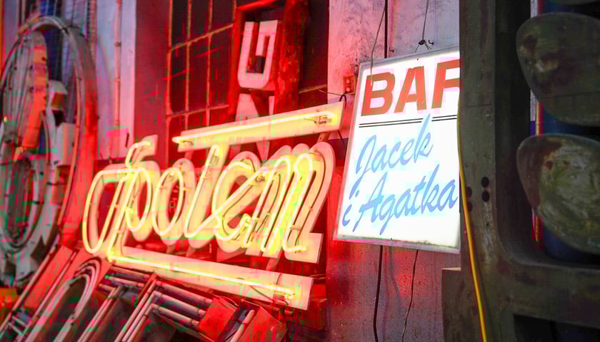 Backstage galerii Neon Side - tu trzymane są niewyeksponowane wrocławskie neony z dawnych lat