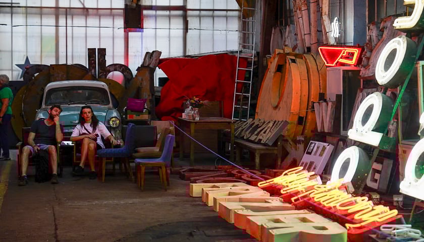 Backstage galerii Neon Side - tu trzymane są niewyeksponowane wrocławskie neony z dawnych lat