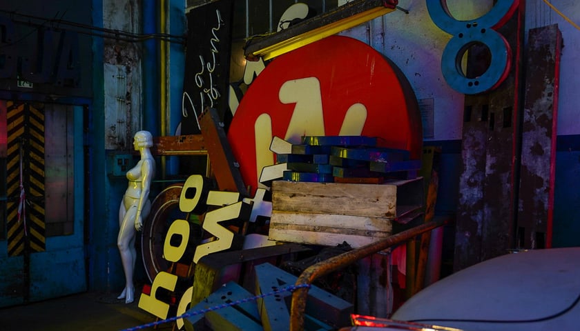 Backstage galerii Neon Side - tu trzymane są niewyeksponowane wrocławskie neony z dawnych lat