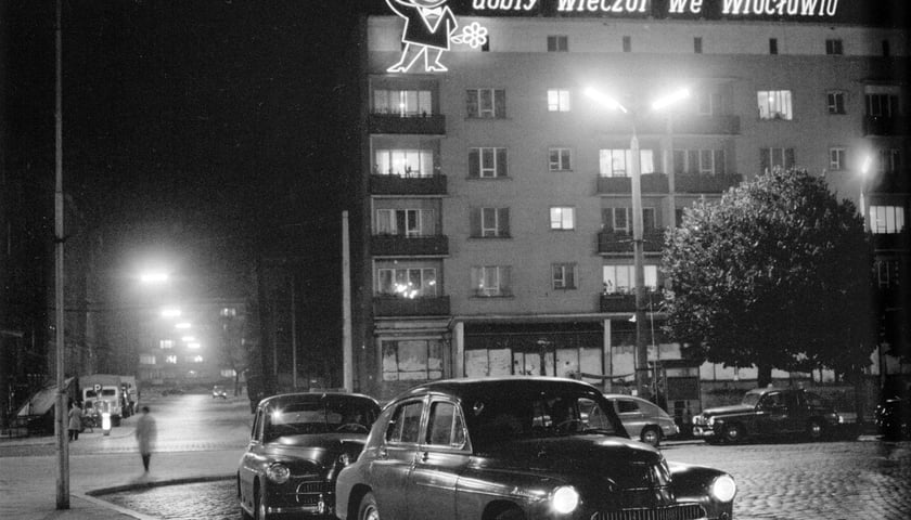 Powiększ obraz: <p>Słynny neon Dobry Wiecz&oacute;r we Wrocławiu, naprzeciwko Dworca Gł&oacute;wnego</p>