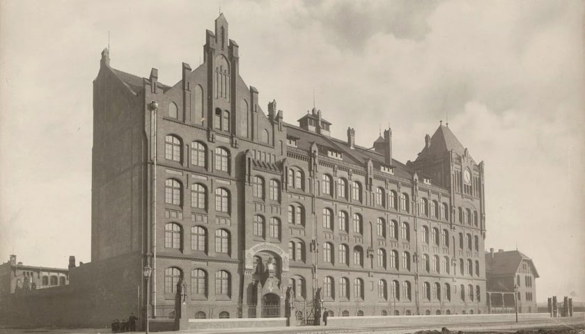 Powiększ obraz: <p>Szkoła przy ul. Nowowiejskiej, 1901 r. </p>