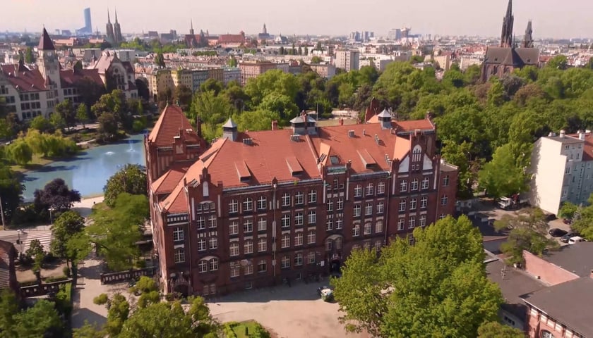 Powiększ obraz: <p>Szkoła przy Nowowiejskiej i okolica</p>