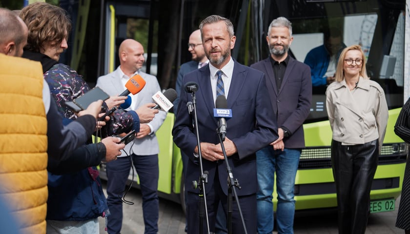 Powiększ obraz: Tomasz Pacan, prezes spółki Blees, opowiada o autonomicznym pojeździe Blees BB-1