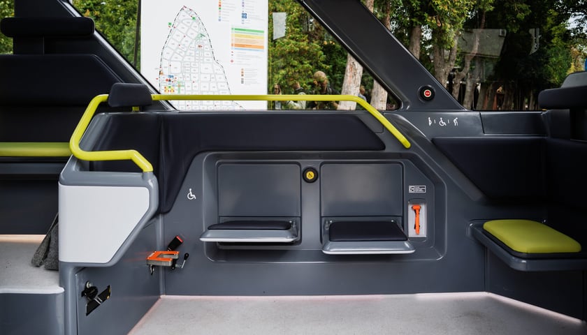 Powiększ obraz: Autonomiczny pojazd Blees BB-1 na cmentarzu Osobowickim