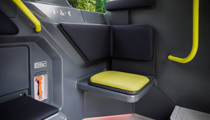 Powiększ obraz: Autonomiczny pojazd Blees BB-1 na cmentarzu Osobowickim