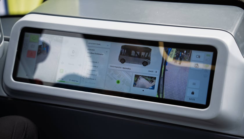 Powiększ obraz: Autonomiczny pojazd Blees BB-1 na cmentarzu Osobowickim