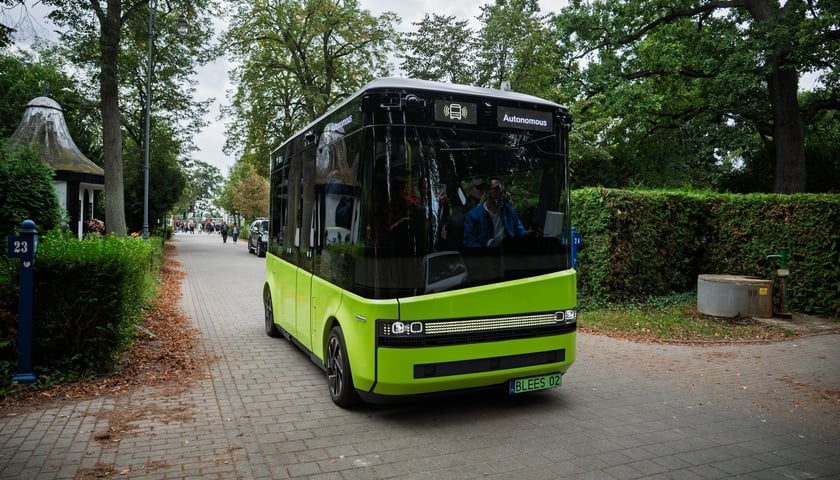 Powiększ obraz: Autonomiczny pojazd Blees BB-1 na cmentarzu Osobowickim