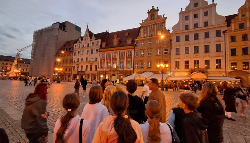 Powiększ obraz: Uczniowie na wrocławskim Rynku
