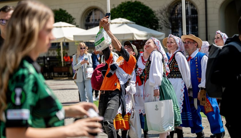 Otwarcie ogólnodostępnej strefy kibica Fan Festival w rynku przed finałem LK UEFA