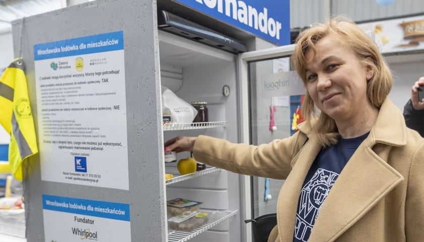 Powiększ obraz: Dyrektor BRG Małgorzata Golak na otwarciu lodówki społecznej na Bazarze Komandor w marcu 2023 r.