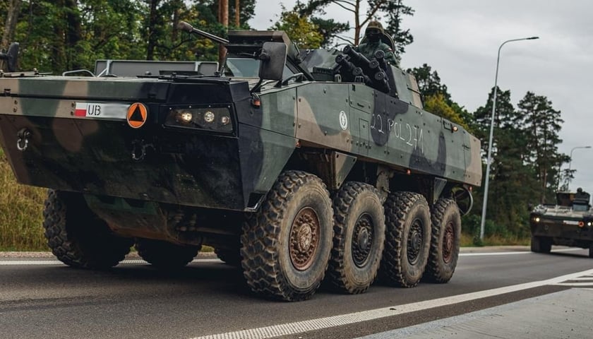 Powiększ obraz: Pojazd wojskowy na drodze. Pojazdy wojskowe możemy spotykać częściej przez 3 tygodnie na drogach większości województw kraju