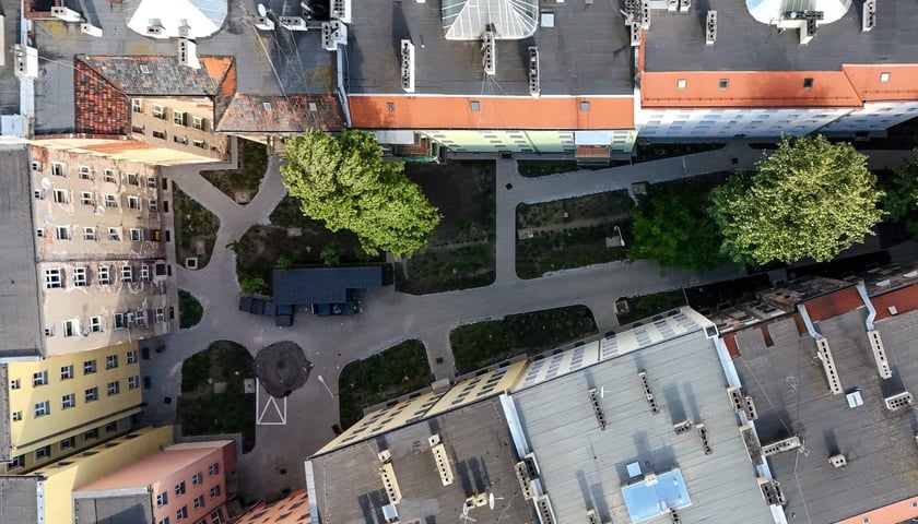 Powiększ obraz: Podwórko pomiędzy ulicami Rozbrat-Prusa-Sępa-Szarzyńskiego po remoncie. Widok z góry