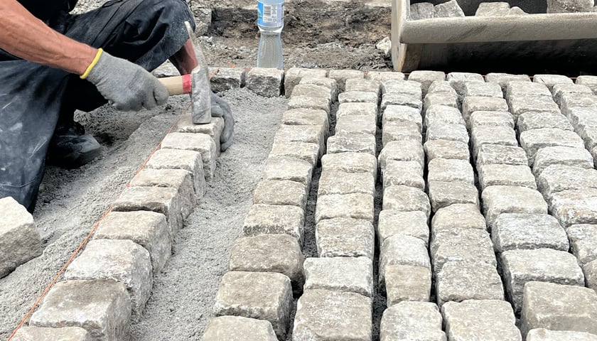 Remont chodników na Nowym Dworze i Przedmieściu Oławskim z Funduszu Osiedlowego