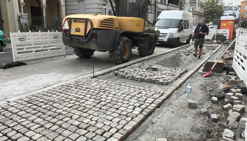 Remont chodników na Nowym Dworze i Przedmieściu Oławskim z Funduszu Osiedlowego