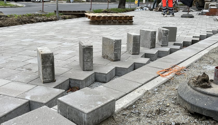 Remont chodników na Nowym Dworze i Przedmieściu Oławskim z Funduszu Osiedlowego